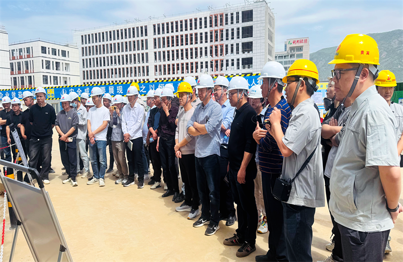 2025年4月17日，由莆田市涵江区住房和城乡建设局主办、尊龙三建承办的钢筋安装工程质量防控现场交流会在联东U谷·涵江海峡智造产业谷一期成功召开。